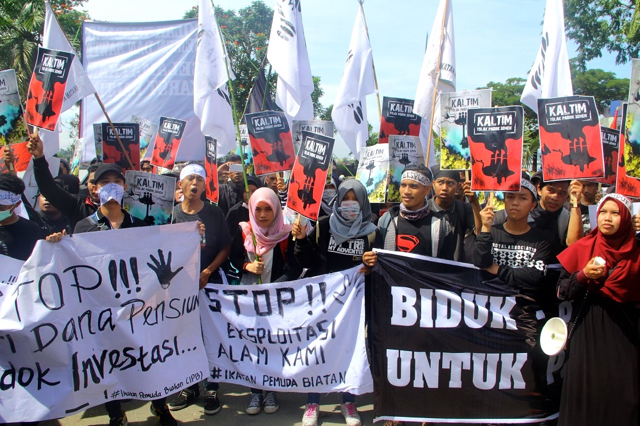 Biduk-Biduk lebih potensi menjadi pariwisata dari pada pertambangan dan sawit, seperti tertulis dituntutan massa aksi. Foto Tommy Apriando