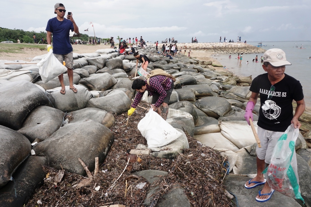 Relawan komunitas Malu Dong Buang Sampah Sembarangan rutin menyusuri pantai Mertasari Sanur untuk memungut sampah Foto: Luh De Suriyani