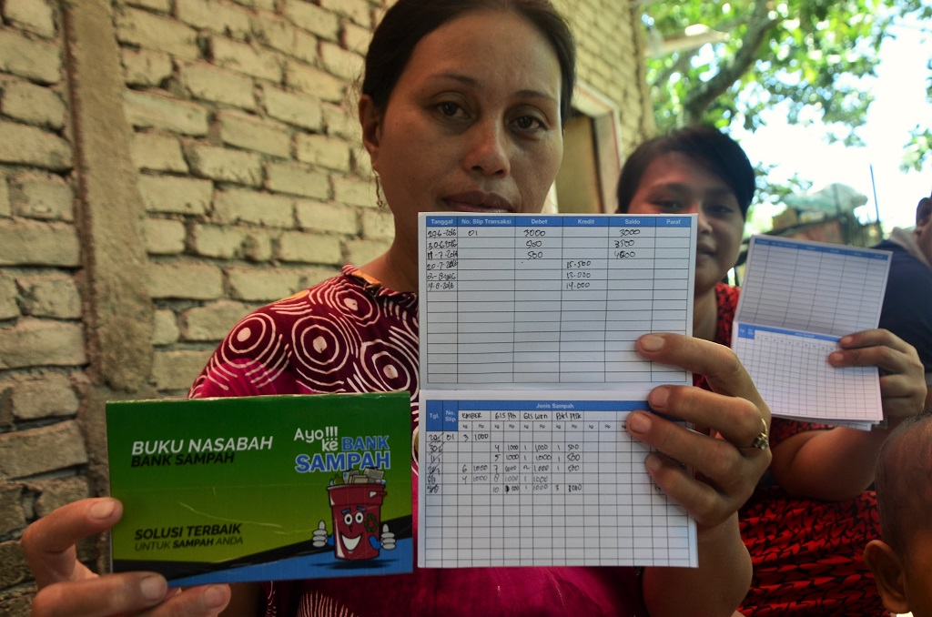 Dengan konsep Bank Sampah, hasil penjualan sampah tidak langsung diberikan namun disimpan dalam bentuk tabungan, yang bisa diambil setelah sebulan. Kini sudah ada 25 warga yang memiliki buku rekening tabungan ini. Foto: Wahyu Chandra