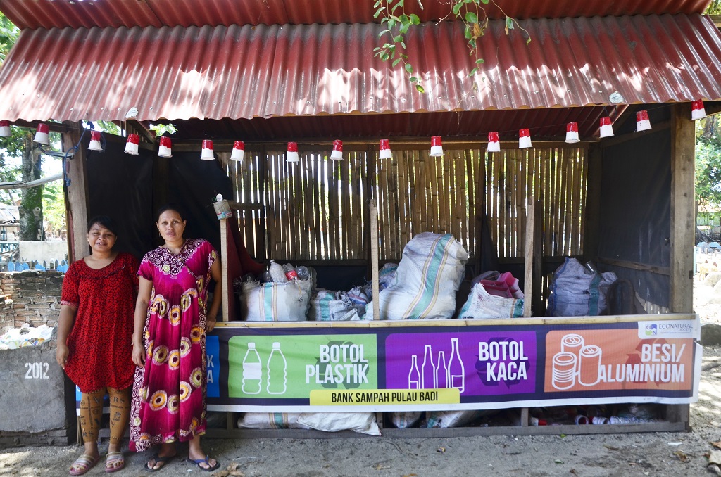 Marliati dan Hasmiah berdua mengelola Bank Sampah di Pulau Badi, Desa Mattiro Deceng, Kecamatan Liukang Tupabbiring, Kabupaten Pangkajene Kepulauan (Pangkep), Sulawesi Selatan, tidak mengindahkan cemoohan dari warga. Kini Bank Sampah yang dikelolanya menjadi inspirasi bagi dearh-daerah lain sekitar. Foto: Wahyu Chandra.