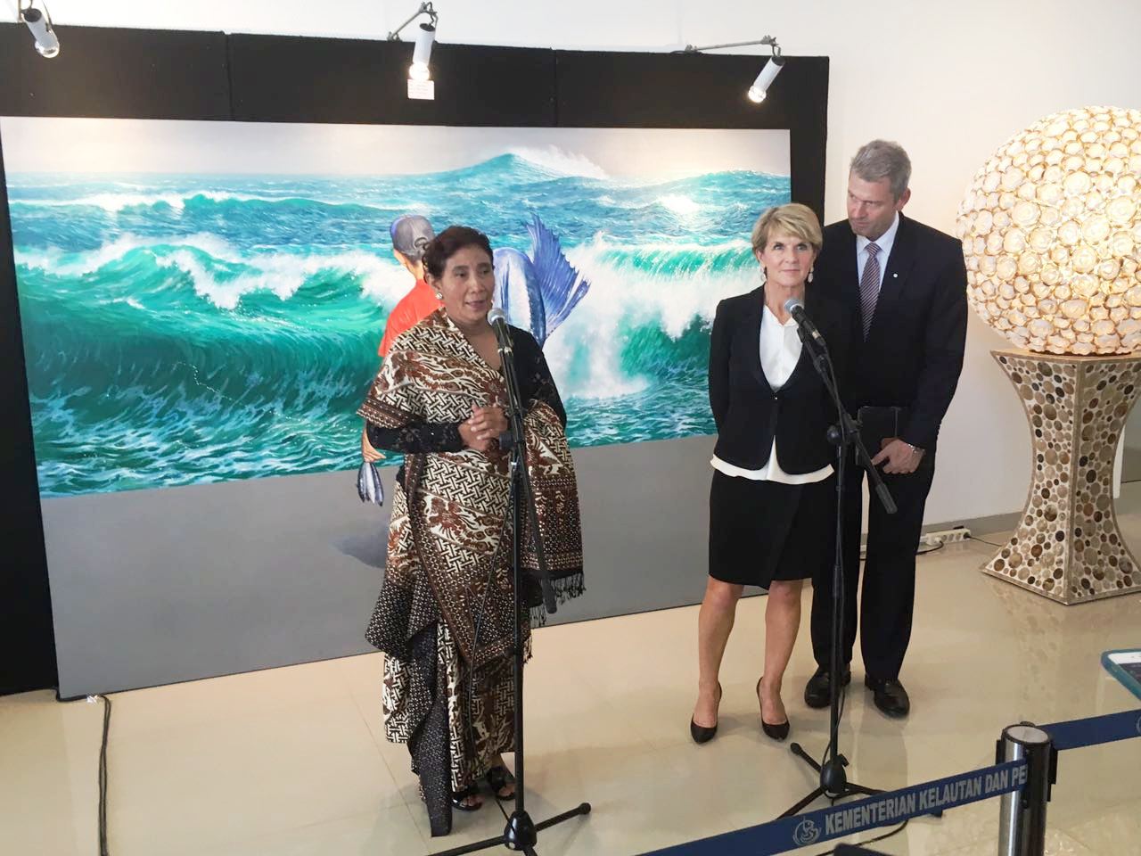 Menteri Kelautan dan Perikanan Susi Pudjiastuti didampingi Menteri Luar Negeri Australia Julie Bishop, memberikan keterangan pers usai bertemu di Kantor KKP di Jakarta, Rabu (26/10/2016). Indonesia mengajak Australia untuk berinvestasi di sektor kelautan di Indonesia. Foto : Humas KKP 