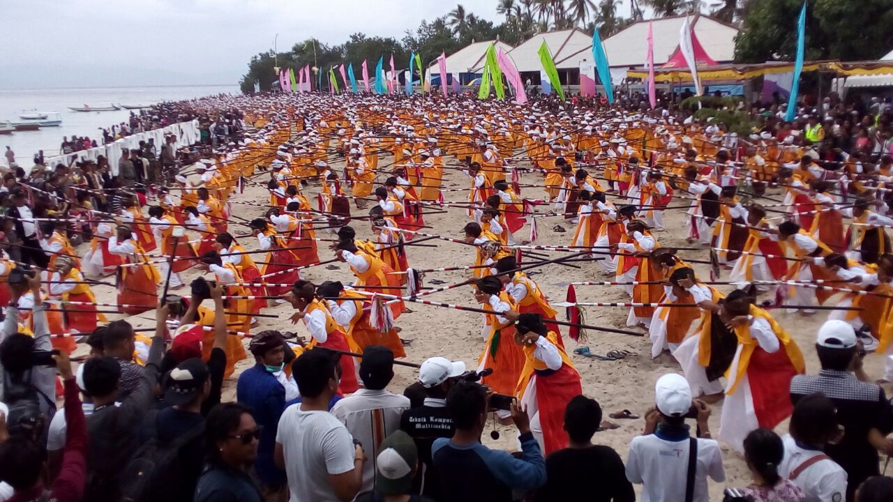 Sekitar 1000 orang warga Nusa Penida menarikan tari Jangkang yang khas di pinggir pantai untuk menunjukkan keragaman budaya dan alam. Foto: Luh De Suriyani