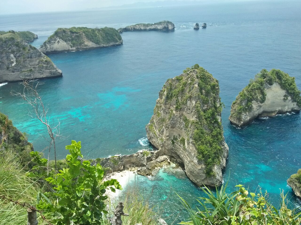 Gugusan atol atau karang tak berpenghuni di Pantai Atuh, Nusa Penida. Kawasan ini dibiarkan apa adanya untuk memperlihatkan ekosistem tebing pulau. Foto: Luh De Suriyani