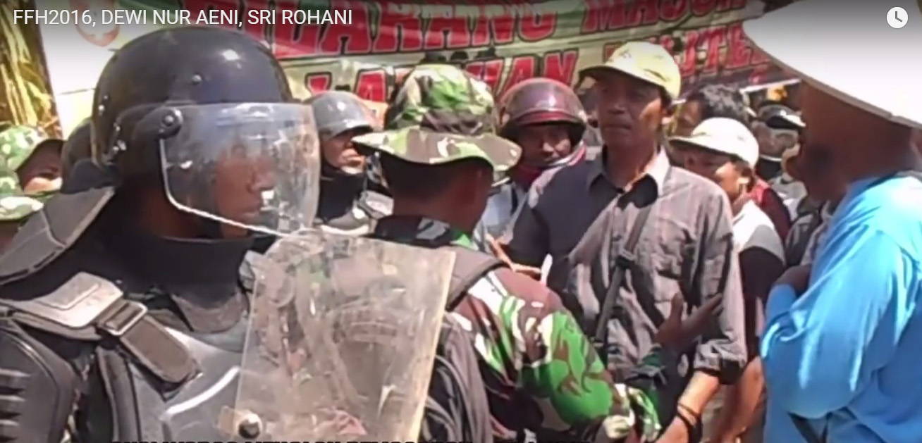 Protes masyarakat pada tentara karena lahan pertanian mereka dipagari dan digunakan untuk latihan militer. Foto: Capture video Dewi Nur Aeni