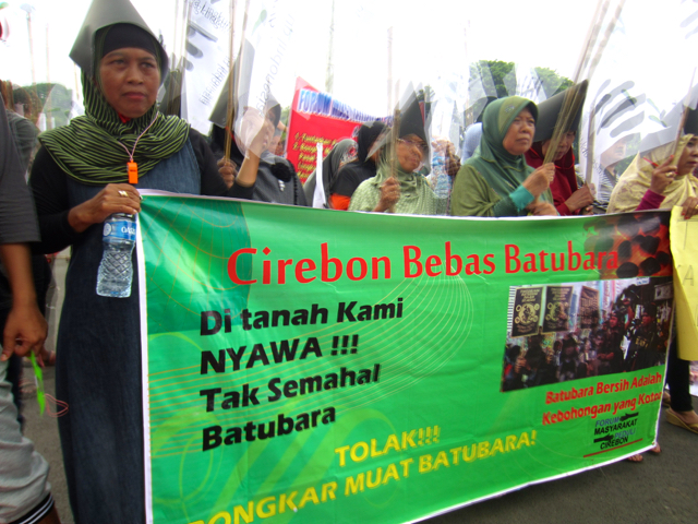 Mereka protes karena selama ini merasakan penyiksaan dampak buruk yang muncul dari bongkar muat batubara itu. Foto: Della Syahni