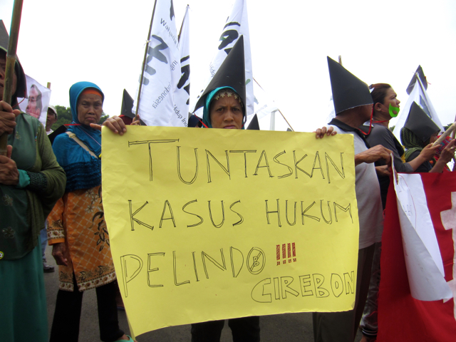 Warga protes pembukaan kembali bongkar muat batubara di Pelabuhan Cirebon. Foto: Della Syahni