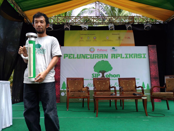 Deman Huri menunjukkan aplikasi SIPPOHON yang digunakan untuk mendata seluruh pohon di Pontianak. Foto: Putri Hadrian