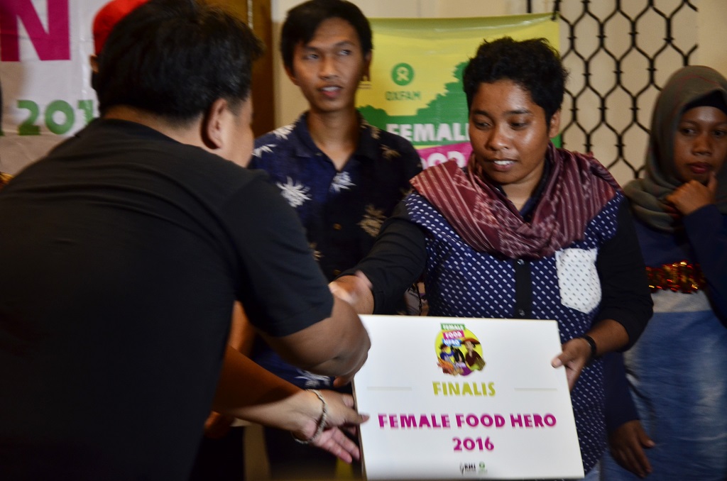 Atas inspirasinya memperjuangkan hak bagi perempuan nelayan di daerahnya, Pulau Sabangko, Kabupaten Pangkep, Sulsel, Nurlina terpilih sebagai salah satu dari 9 perempuan pejuang pangan versi Oxfam. Ia mampu merubah stigma masyarakat dan pemerintah bahwa menjadi nelayan juga bisa dilakukan oleh perempuan. Foto: Wahyu Chandra.