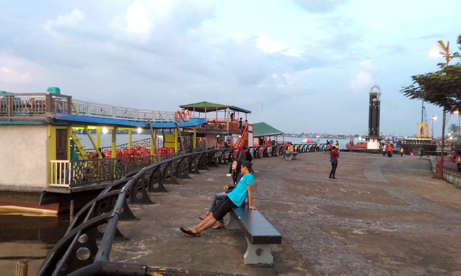 Bantaran Sungai Kapuas kini sudah rapi dan bersih. Foto: Putri Hadrian