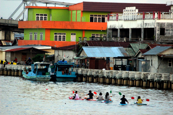 Menyusuri Sungai Kapuas menggunakan kano merupakan cara asik yang patut dicoba. Foto: Sapariah Saturi