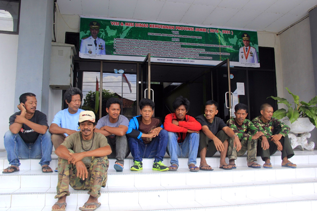 Orang Rimba, setelah bertemu Gubernur Jambi, mengadukan pengusiran oleh perusahaan. Foto: Elviza Diana