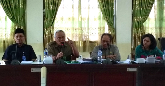 Eko Soegiri (nomor dua dari kiri), kala memediasi konflik lahan antara Orang Rimba dan Wana Perintis. Foto: Yitno S