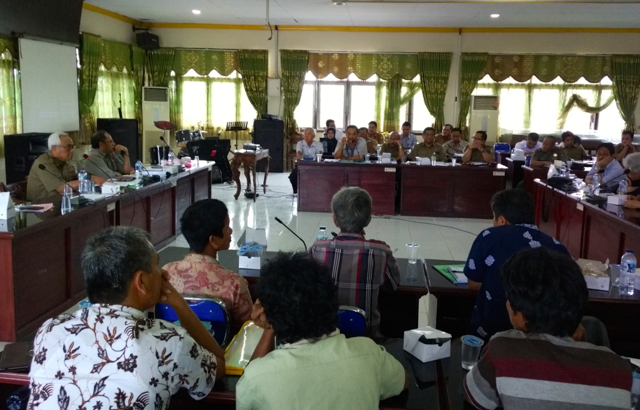 Pertemuan antara Orang Rimba dan perusahaan HTI untuk menyelesaikan konflik lahan di Jambi. Foto: Yitno S