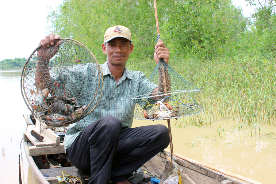 Nelayan tradisional di Aceh Tamiang, Aceh, menunjukkan hasil tangkapannya di kawasan mangrove. Penebangan pohon mangrove untuk dijadikan arang merupakan ancaman nyata di wilayah ini. Foto: Rahmadi Rahmad