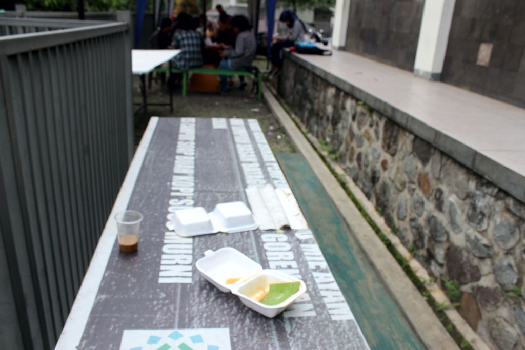 Kebiasaan warga untuk buang sampah pada tempatnya dinilai masih kurang terlihat dari kemasan styrofoam yang dibiarkan tergeletak begitu saja di warung makan di Jalan A.H Nasution, Ujung Berung, Kota Bandung. Berdasarkan imbauan Ridwan Kamil per 1 November Mendatang penggunaan styrofoam akan dilarang. Foto : Donny Iqbal
