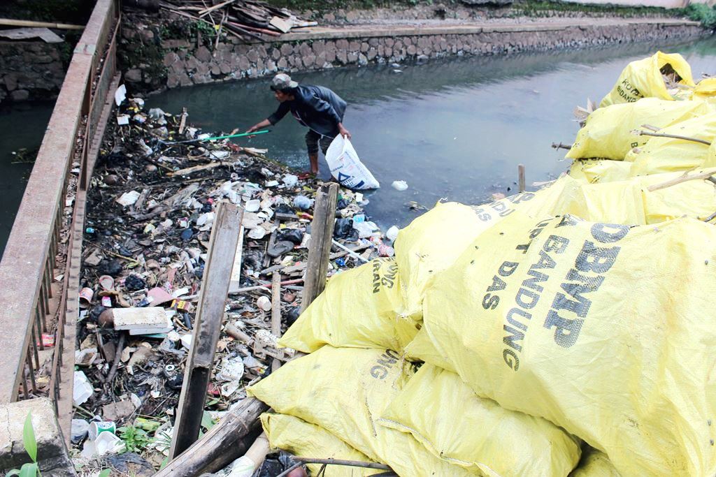 Pemulung sedang mencari sampah plastik yang berada di aliran sungai di kawasan Gedebage, Kota Bandung, Jabar. Walikota Bandung Ridwa Kamil memberlakukan larangan penggunaan Styrofoam mulai 1 November 2016. Foto : Donny Iqbal