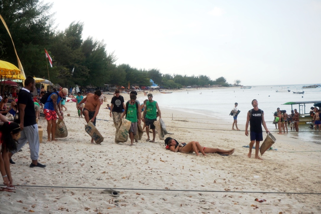 Relawan kerja bakti membersihkan sampah bersama di pantai di Gili Trawangan, NTB. Foto : Anton Muhajir