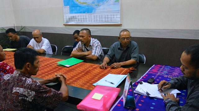 Sugianto, bersama petani korban gusuran kala melaporkan kasus lahan ke Komnas HAM. Foto: KPA