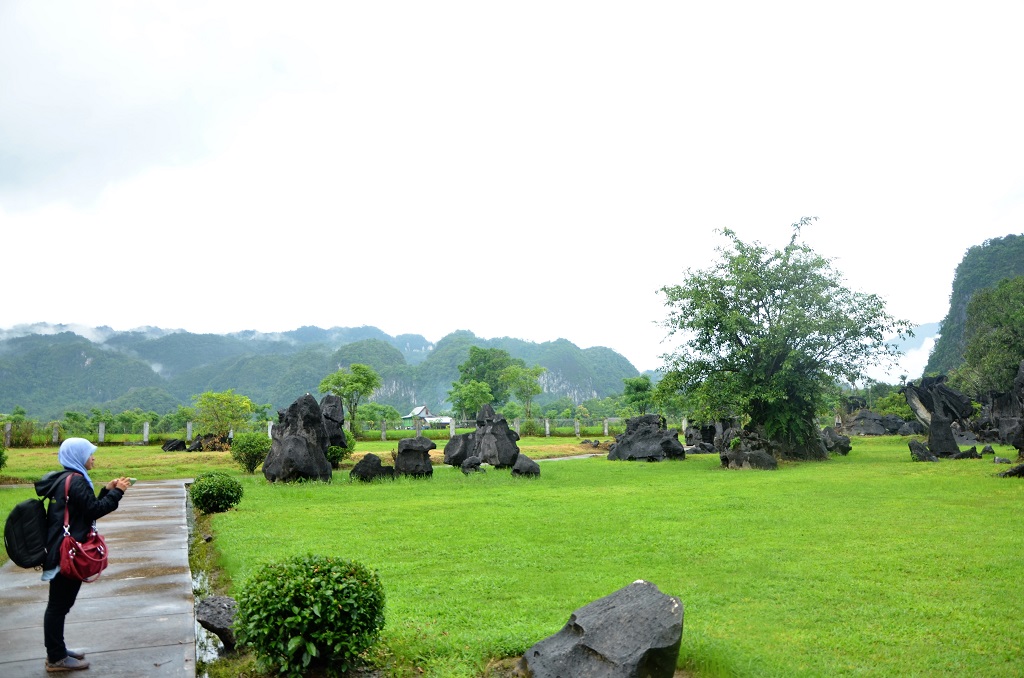 Taman karst Leang-leang terancam rusak dengan semakin banyaknya izin pertambangan di sekitarnya termasuk wilayah konsesi pabrik semen PT Bosowa yang berada tak jauh dari lokasi taman tersebut. Foto: Wahyu Chandra