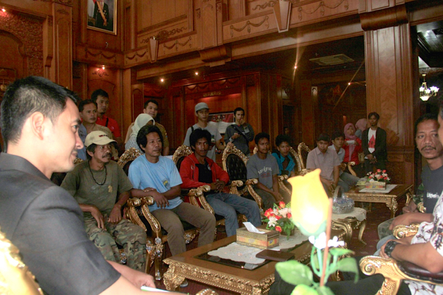 Gubernur Jambi, Zumi Zola, sedang mendengarkan pengaduan Orang Rimba, yang terusir dri wilayah hidup mereka. Foto: Elviza Diana