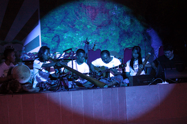 Shout of Wurmbii membawakan karya-karya mereka tentang pentingnya pelestarian alam. Foto: Rahmadi Rahmad