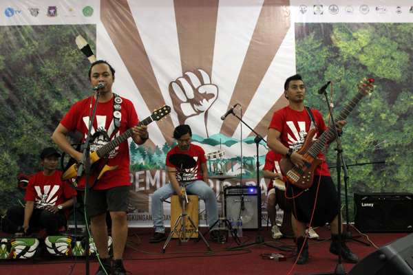 Bellacoustic, grup musik yang membawakan lagu etnik dan kearifan masyarakat lokal di Kalimantan Tengah. Foto: Rahmadi Rahmad 