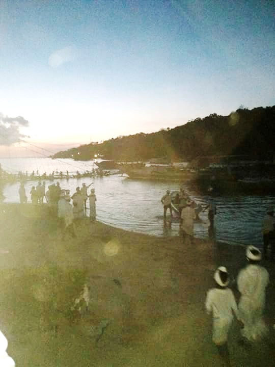 Jembatan yang menghubungkan dua pulau Nusa Ceningan dan Lembongan di kawasan konservasi perairan Nusa Penida ambrol pada Senin petang. Sedikitnya 9 meninggal dan 30 luka. Foto : BNPB