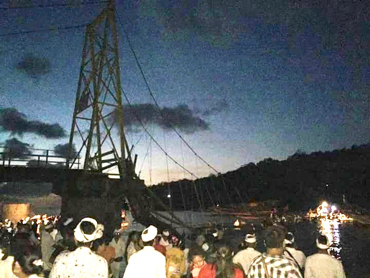 Jembatan yang menghubungkan dua pulau Nusa Ceningan dan Lembongan di kawasan konservasi perairan Nusa Penida ambrol pada Senin petang. Sedikitnya 9 meninggal dan 30 luka. Foto : BNPB