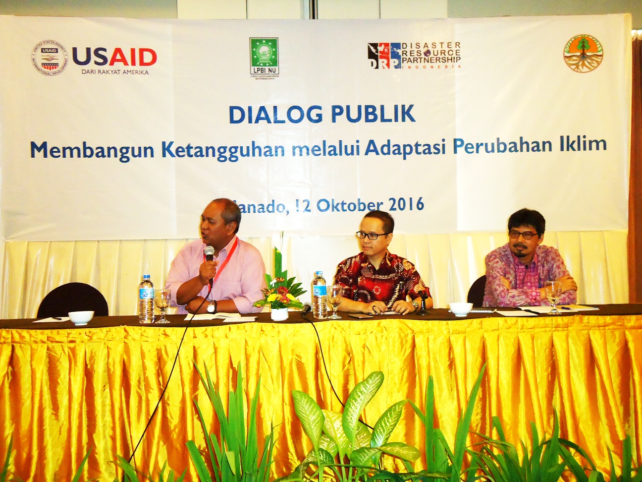 Lilik Kurniawan Direktur Pengurangan Risiko Bencana BNPB (kiri), Ari Mochamad Climate Change Adaptation Governance Advisor program APIK (tengah), dan Syaiful Anwar, Kepala Subdirektorat Perencanaan Adaptasi Perubahan Iklim KLHK (kanan) dalam acara dialog yang digelar Program Adaptasi Perubahan Iklim dan Ketangguhan (APIK) di Manado, Kamis (12/10/2016). Foto : Themmy Doaly