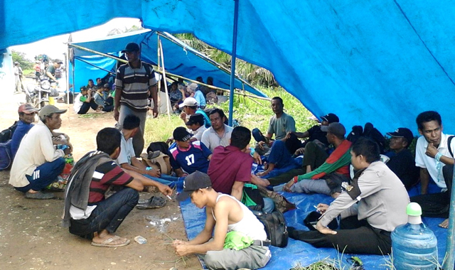 Warga membuat tenda biru, rencana menduduki lahan sengketa. Foto: Elviza Diana