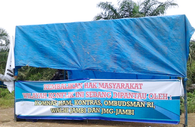 Tuntutan warga di tenda biru. Foto: Elviza Diana