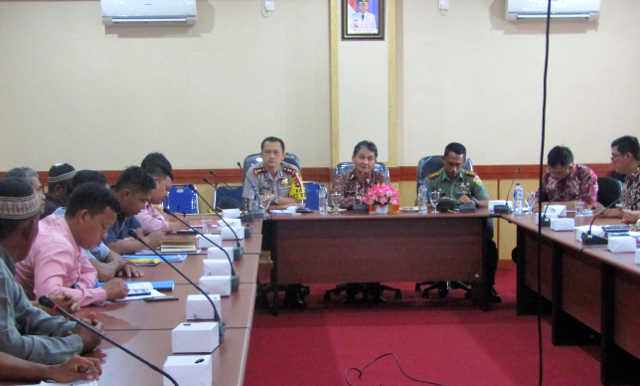 Mediasi antara warga dan PT BSS, dihadiri unsur muspida Muaro Jambi, yang tak membuahkan kata sepakat. Foto: Elviza Diana