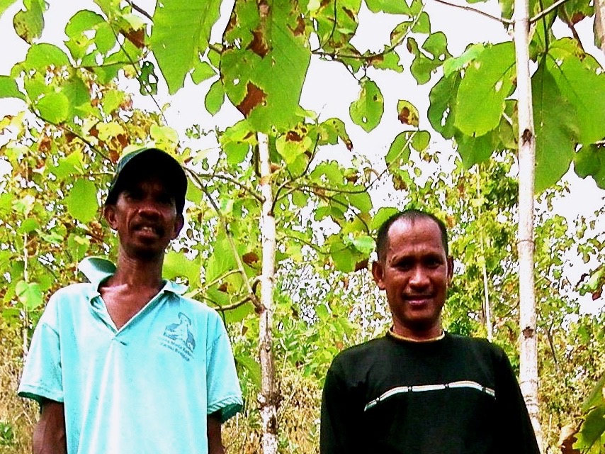 Markus Hayon (kanan) bersama Damianus Pelada. Dua bersaudara yang hijaukan kawasan Way Keloba. Foto: Ebed de Rosary