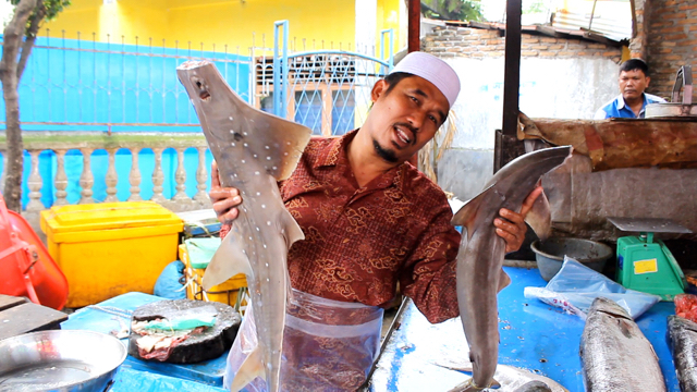 Pedagang hiu di pasar tradisional, Medan. Foto: Ayat S Karokaro