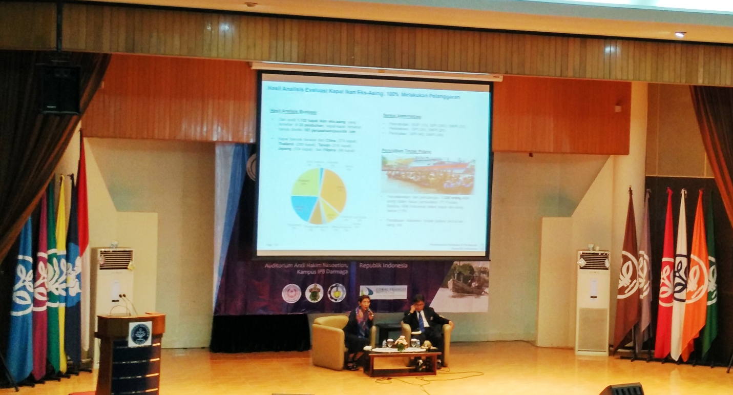 Menteri Kelautan dan Perikanan Susi Pudjiastuti mengemukakan tentang kondisi sumber daya kelautan Indonesia di hadapan civitas akademika Institut Pertanian Bogor (IPB) dan juga para rektor dari sejumlah perguruan tinggi negeri Indonesia yang digelar di kampus IPB, Dramaga, Kabupaten Bogor, Kamis (13/10/2016). Foto : M Ambari