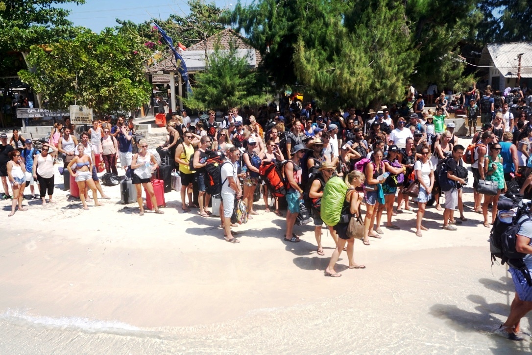 Makin banyaknya wisatawan juga memperbanyak sampah di Gili Trawangan, NTB. Foto : Anton Muhajir