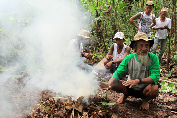 Ketika proses pembersihan lahan selesai, masyarakat adat akan membuat sekat api sebelum dibakar untuk menjaga kemungkinan api menjalar ke tempat lain. Foto: Andi Fachrizal