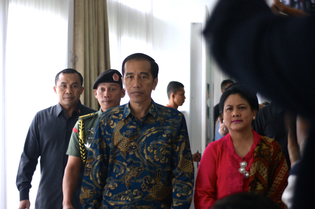 ikan2-presiden-joko-widodo-saat-memasuki-ruangan-sebelum-membuka-simposium-di-gedung-agung-yogyakarta
