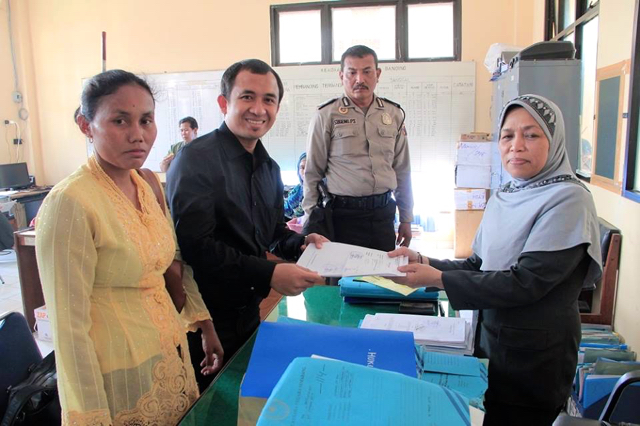 Sukinah, perwakilan warga Rembang dan Muhnur S, dari Walhi Nasional kala menyerahkan gugatan pada 1 September 2014. Meskipun pada peradilan level I dan II, kalah, warga tak gentar. Terus maju sampai ke MK dan berhasil menang! Foto: Tommy Apriando