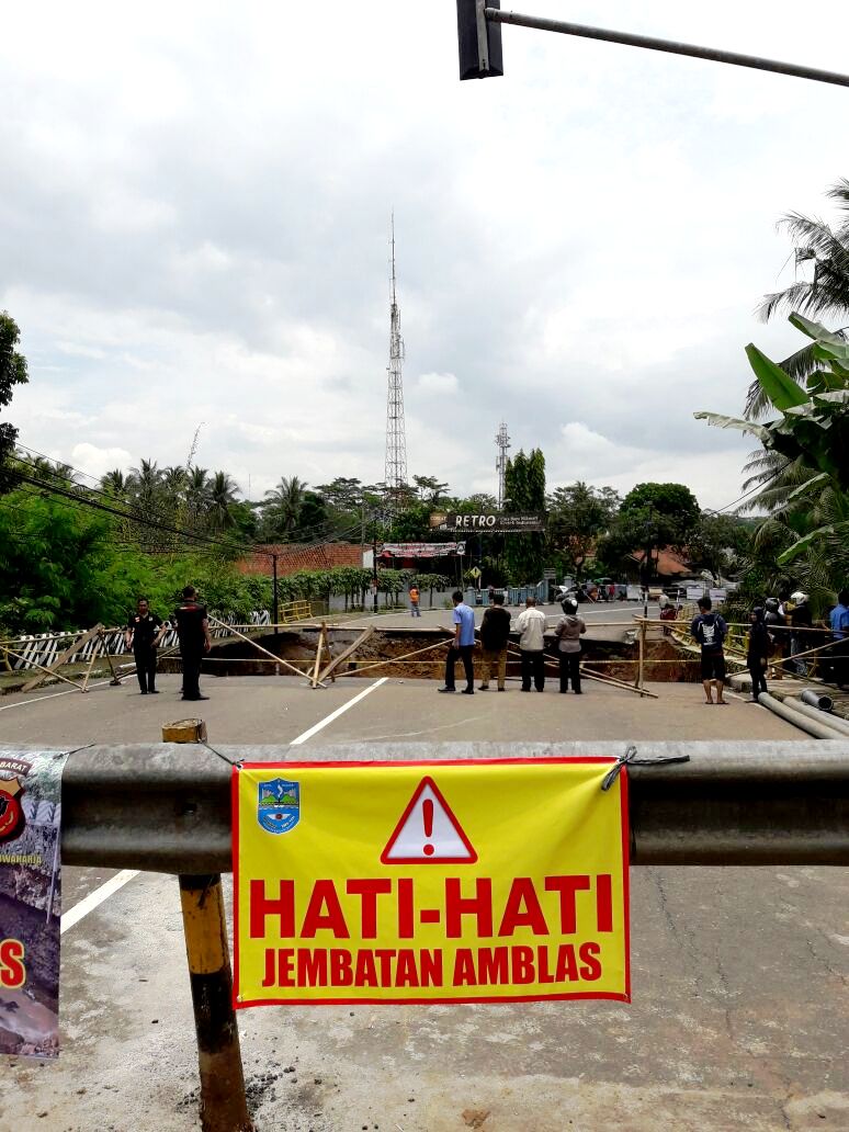 Kondisi Jembatan Katapang di Jalan M. Isha, Katapang, Purwaharja, Kota Banjar, Jabar pada Selasa siang (11/10/2016) yang amblas karena tanah dibawah jalan yang longsor akibat hujan deras pada Minggu malam (09/20/2016). Foto : Ambar Kusnedi