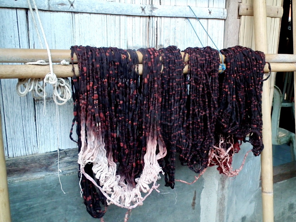 Benang berwarna merah yang sedang dijemur, setelah dicelupkan untuk mendapat pewarna alami. Foto: Ebed de Rosary