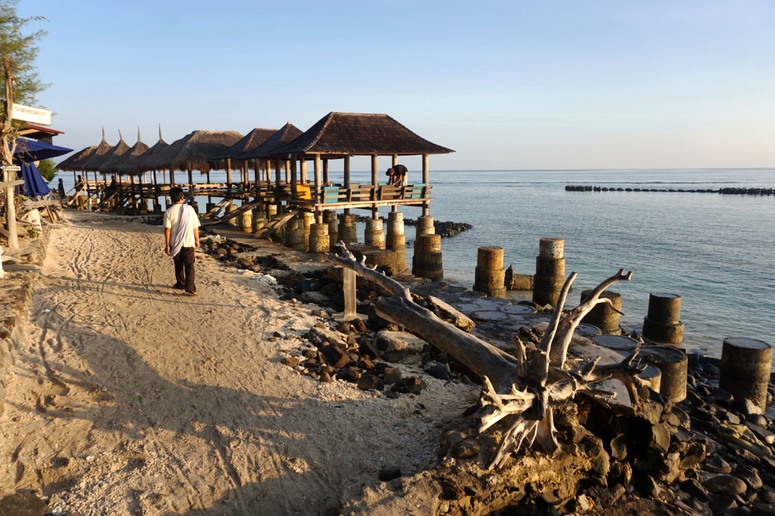 Kerusakan pantai dengan bangunan yang berada di pantai Gili Trawangan. Foto : Anton Muhajir