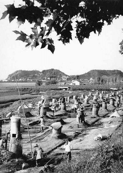 Kondisi masyarakat Tiongkok saat kebijakan Great Leap Forward digulirkan pada 1958. Sumber: Wikipedia