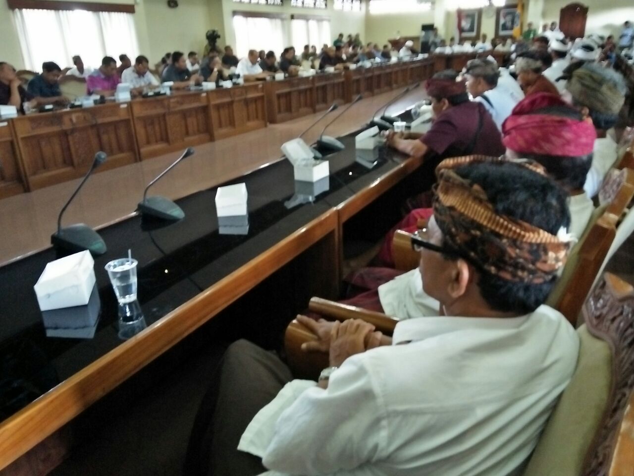 Sebanyak 39 desa adat yang tergabung dalam Pasubayan Desa Adat Tolak Reklamasi Teluk Benoa bertemu dengan DPRD Bali untuk tindak lanjut tuntutan pencabutan Perpres 51/2014 pada 3 Oktober lalu. Foto: Luh De Suriyani