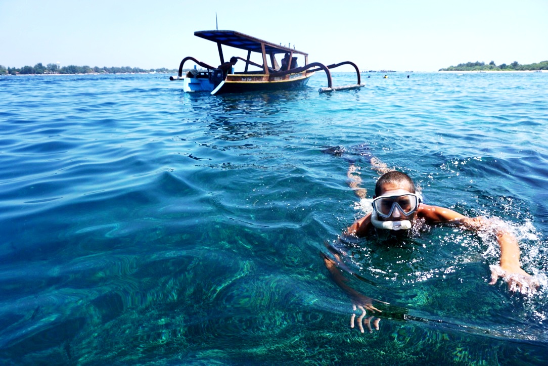 Seorang wisatawan sedang melakukan kegiatan snorkeling di Gili Trawangan, Nusa Tenggara Barat. Foto : Anton Muhajir 