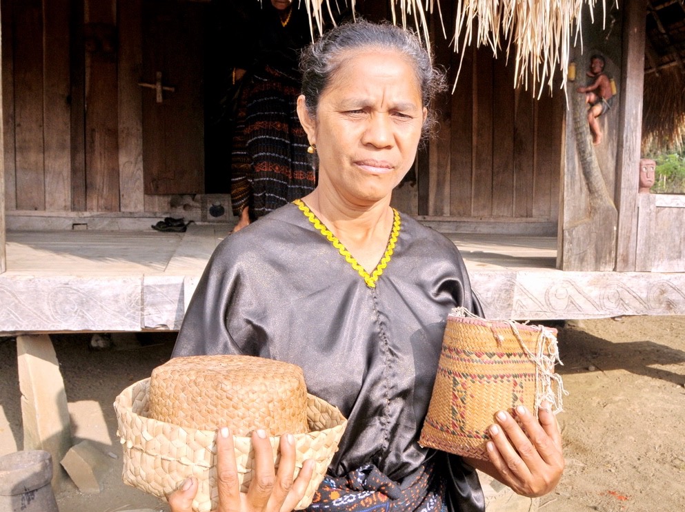 Membawa hasil panen dari rumah adat ke tempat ritual. Foto: Ebed de Rosary