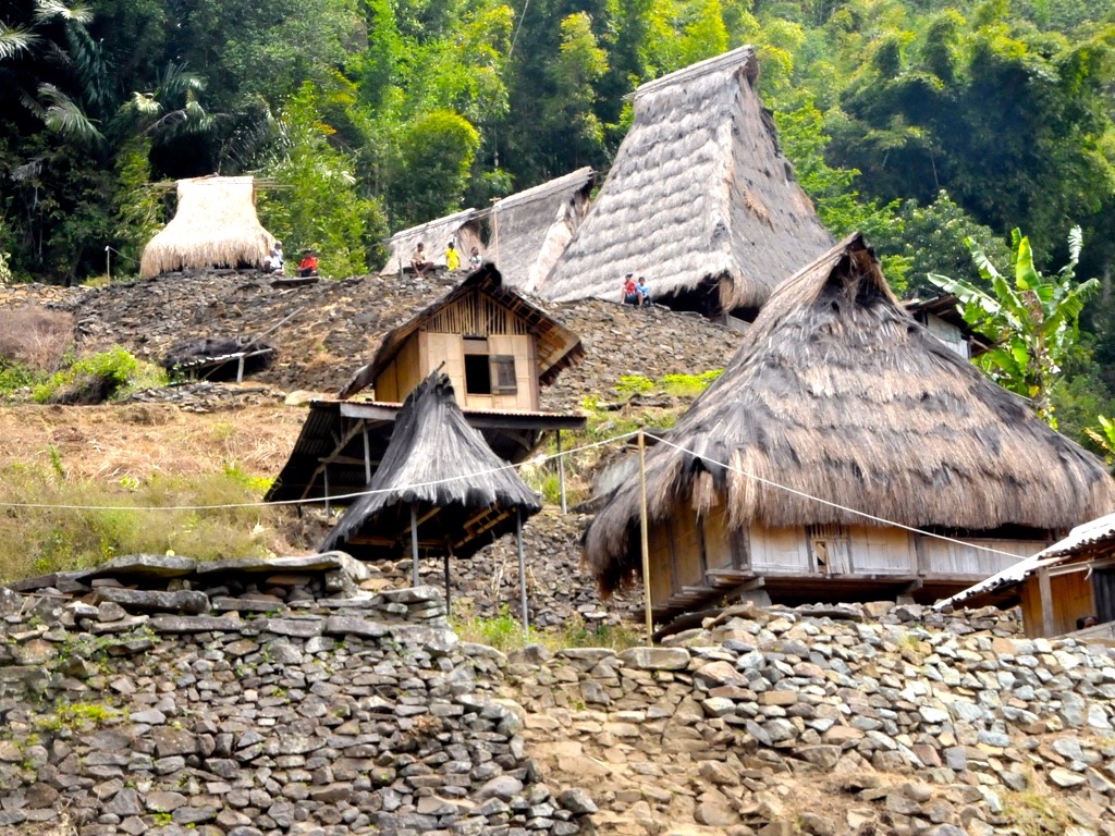 Rumah-rumah adat So'a yang dibangun mengikuti topografi wilayah yang berbukit. Batu-batu ceper digunakan sebagai fondasi rumah. Foto: Ebed de Rosary