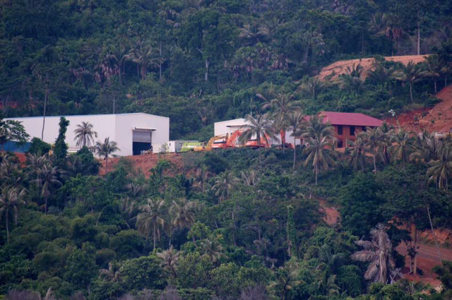 Aat berat PT MMP terus bekerja di Pulau Bangka. Foto diambil April 2016. Foto: dari Facebook Save Bangka Island