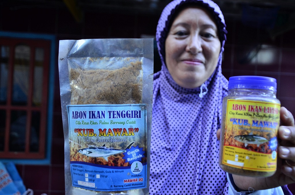 Produk-produk yang dihasilkan Kelompok Mawar 02 di Pulau Barrang Caddi, salah satu pulau di Kota Makassar, Sulawesi Selatan, dikemas dalam kemasan modern yang telah memiliki izin kesehatan atau PIRT sehingga bisa dijual secara luas di toko oleh-oleh di Makassar. Foto: Wahyu Chandra.