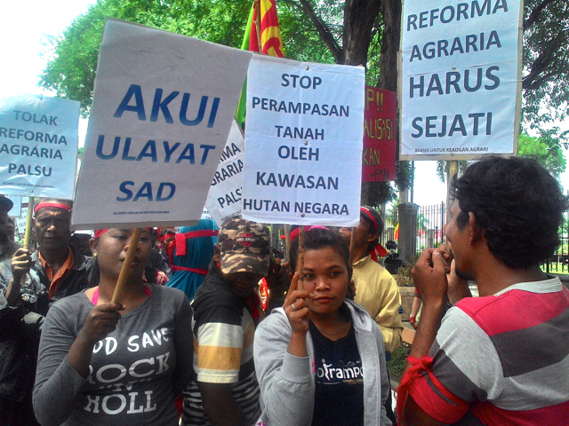 Aksi petani Jambi termasuk SAD menuntut pelepasan lahan. Foto: Yitno S